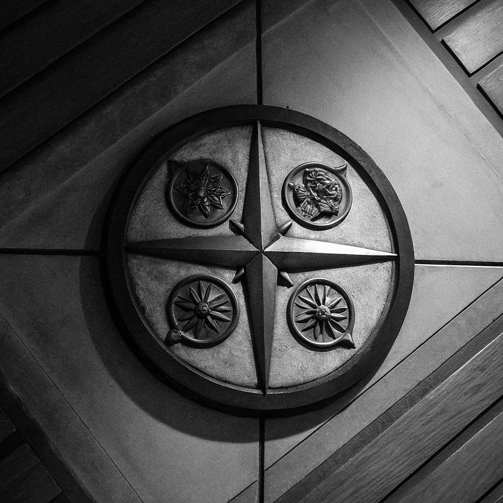 AI generated image by Red Panda AI: Créer une image représentant un armorial sous une forme de boussole diviser en 4 parties, exposant en haut a gauche le symbole alpha en gros, en bas a gauche un loup, en haut a droite un corbeau et en bas a droite le symbole Omega en gros