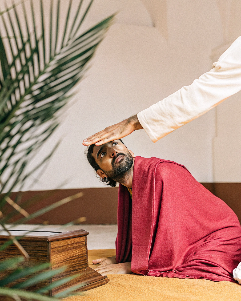 AI generated image by Red Panda AI: Crea una imagen de un hombre arrodillado y cansado con la mano de Dios posada en su cabeza 