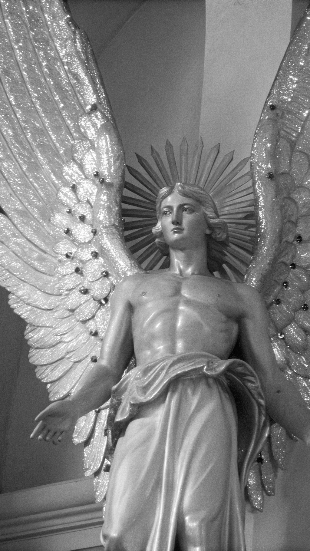 AI generated image by Red Panda AI: Un ángel hombre con alas de oro y muchas gemas preciosas 