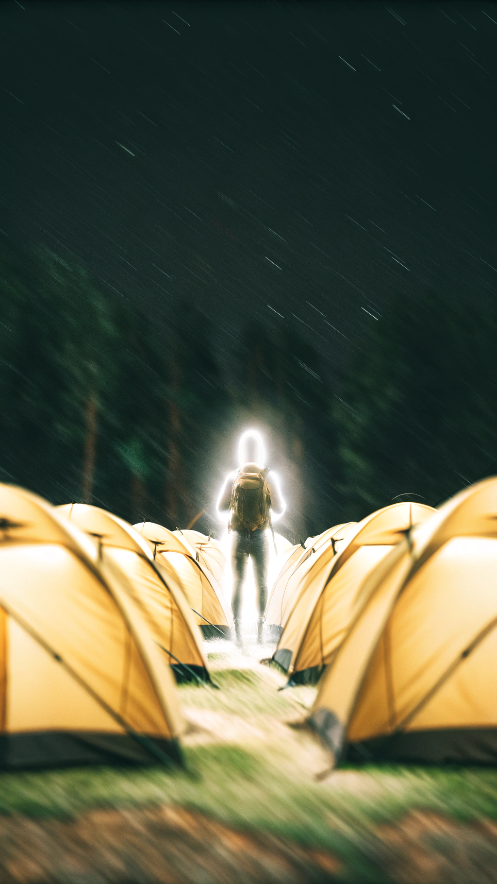 AI generated image by Red Panda AI: Un ejército asirio masivo acampado en un bosque oscuro bajo un cielo estrellado, con miles de tiendas y soldados durmiendo. Una figura angelical luminosa y etérea aparece sobre el campamento, irradiando una luz blanca intensa que ilumina los rostros sorprendidos de algunos guerreros. La escena debe ser ultra realista, con detalles precisos en las armaduras y el entorno natural.