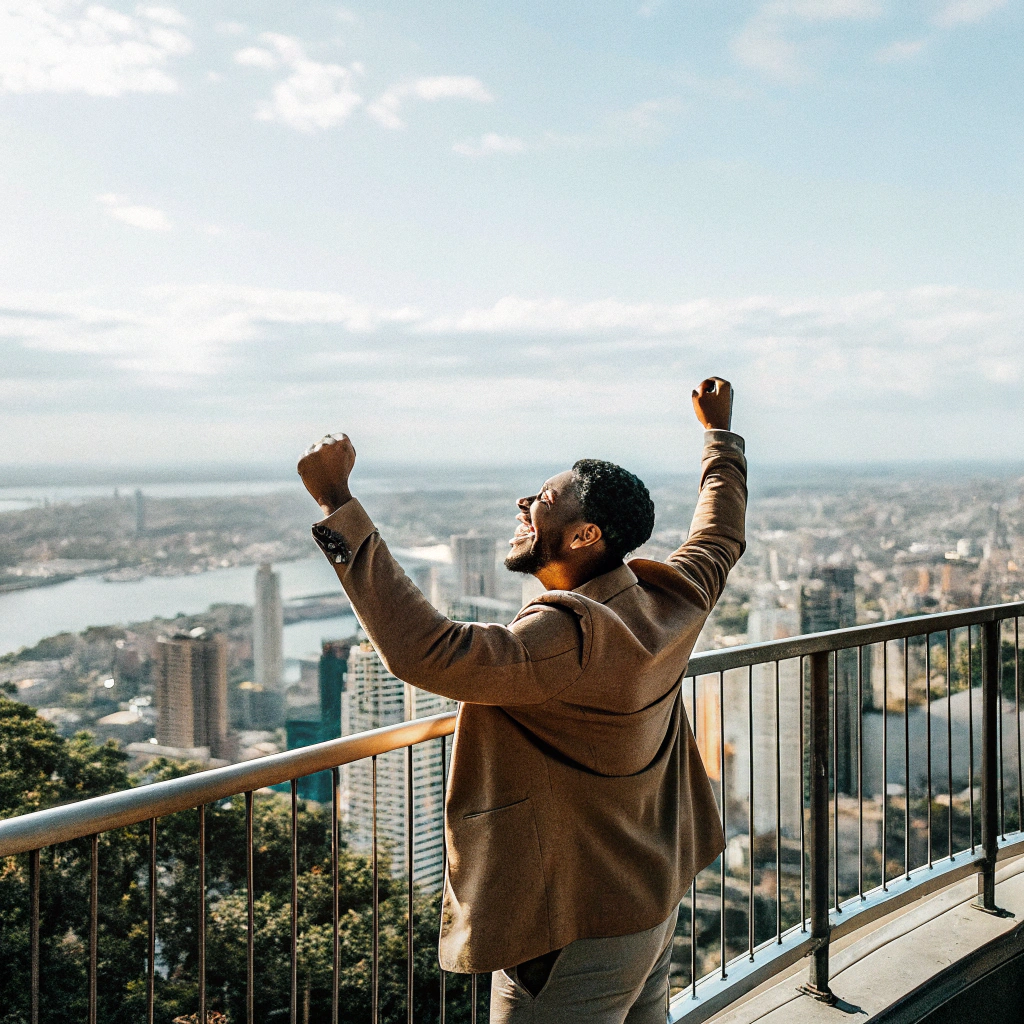 AI generated image by Red Panda AI: Una persona varón que se siente motivado y feliz mirando  desde un mirador la ciudad 