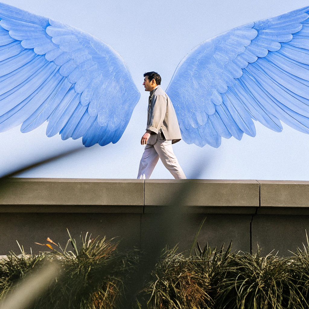 AI generated image by Red Panda AI: Un hombre caminando con alas azules