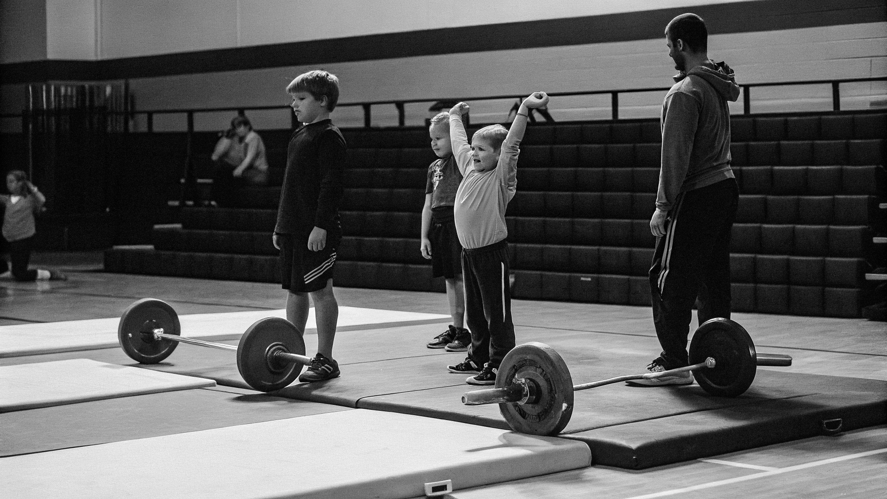 AI generated image by Red Panda AI: crea el escenario de una competencia de halterofilia de niños