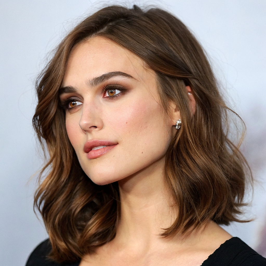 AI generated image by Red Panda AI:  La meua companya es d'estatura mitjana i complexió mitjana. El seu color del monyo és marro és rissat i longitud mitjana el du sempre solt els ulls són marrons, el seu color de pei és clar té el nas xato i un lunar en el nas i la seua forma de cara és allargada