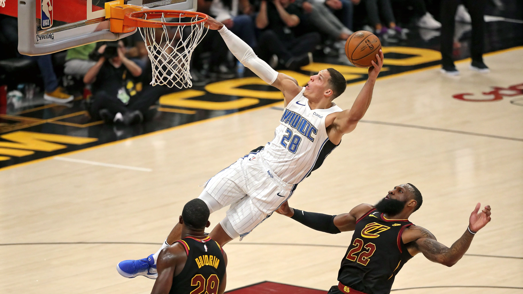 AI generated image by Red Panda AI: A Aaron Gordon haciendo un mate sobre Lebron James en una cancha de baloncesto