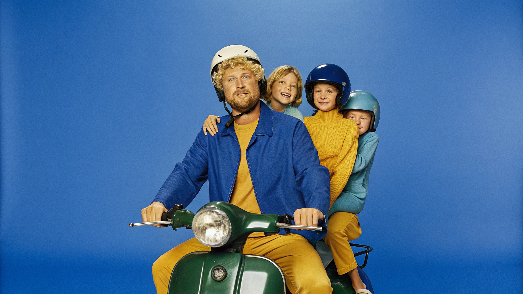 AI generated image by Red Panda AI: Hombre blanco rubio pelo crespo viajando en su motoneta color verde junto a su esposa embarazada junto a sus dos hijos y sus dos hijas