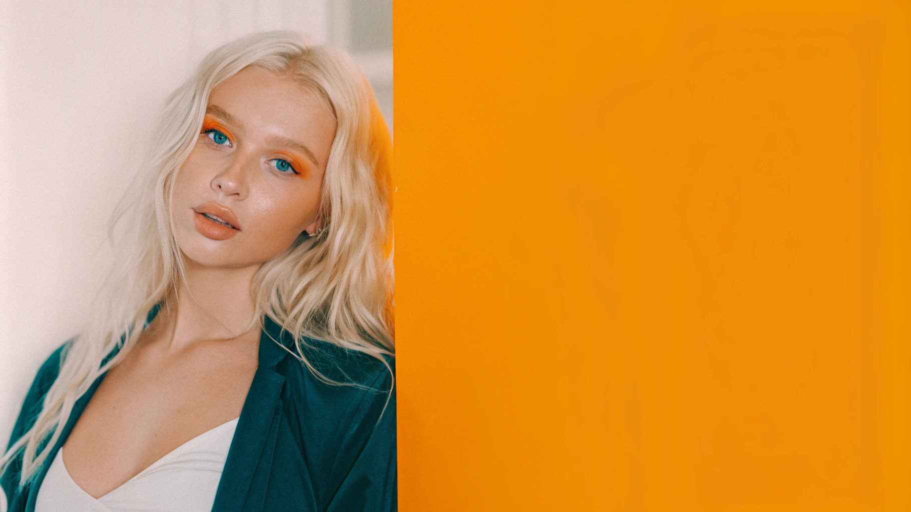 AI generated image by Red Panda AI: P hübsche junge blonde Frau