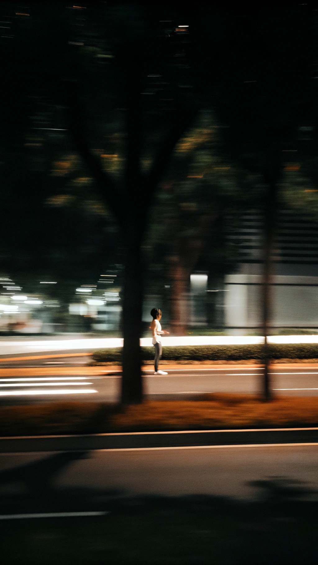 AI generated image by Red Panda AI: Un paisaje del pueblo de Bosquecito con animales felices preparándose para la carrera. Lito, el conejo, se ve apartado, con una expresión preocupada, escondiéndose un poco detrás de un árbol.